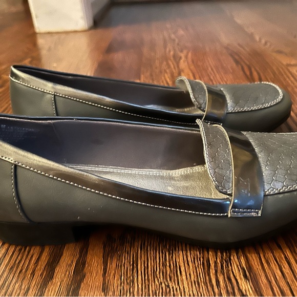 Anne Klein gray flats - Picture 5 of 8